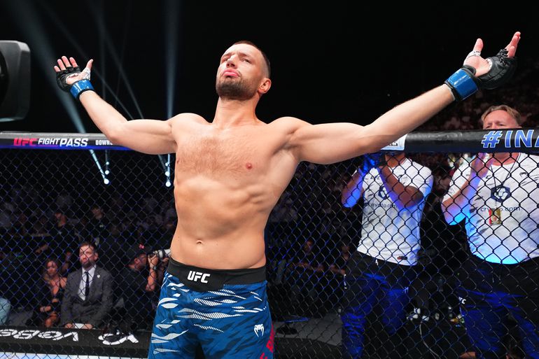 Dit verdiende de Nederlandse UFC-ster Reinier de Ridder met zijn zege in het main event in Abu Dhabi