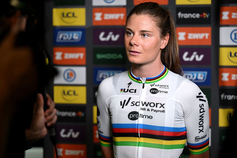Emotionele topwielrenster ziet het niet meer zitten in Tour de France en vertrekt zonder ploeggenotes