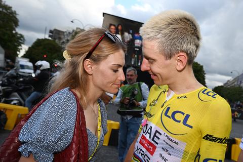 Tadej Pogacar beleeft intiem moment met verloofde in Parijs na historische eindzege Tour de France