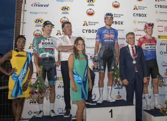 Criterium Boxmeer houdt vast aan omstreden rondemissen: 'Of ze zoen geven mogen ze zelf weten'