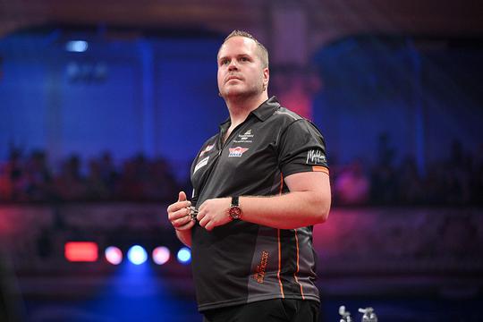 Topdarter Dirk van Duijvenbode merkt iets opmerkelijks op tijdens wedstrijden: 'Het ligt ook bij jezelf'