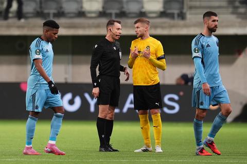 Dit is de scheidsrechter bij Ajax - Vojvodina: jong talent werd beticht van corruptie in Griekenland
