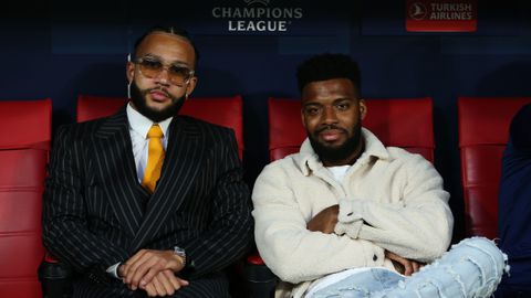 Memphis Depay geniet met enorme jachten en rode Ferrari's van zomer als transfervrije speler