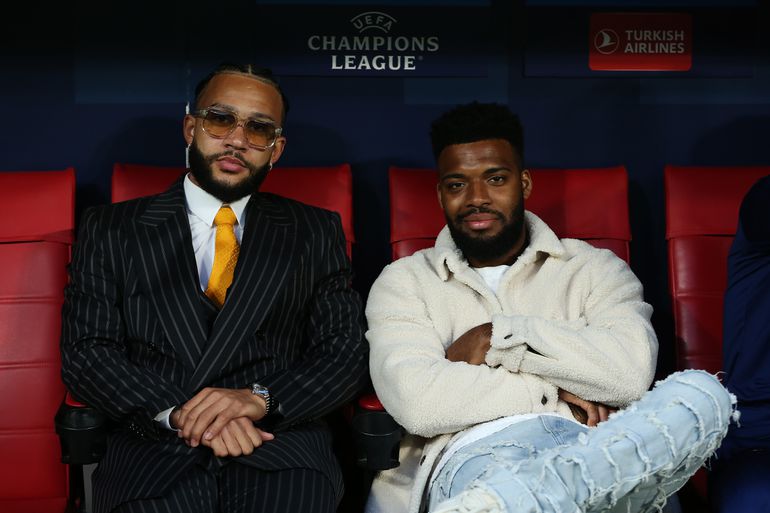 Memphis Depay geniet met enorme jachten en rode Ferrari's van zomer als transfervrije speler