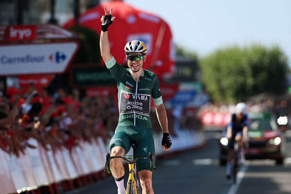 Waanzinnige Wout van Aert maakt hattrick compleet na heftige strijd in Vuelta