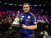Luke Littler is één van de namen waarmee PDC adverteert voor de Premier League Darts 2025. ©PDC