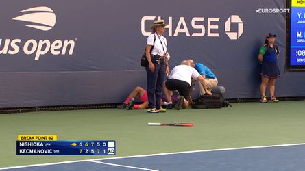 Chaos op US Open: stuiptrekkende Japanner per rolstoel afgevoerd, tegenstander schiet te hulp