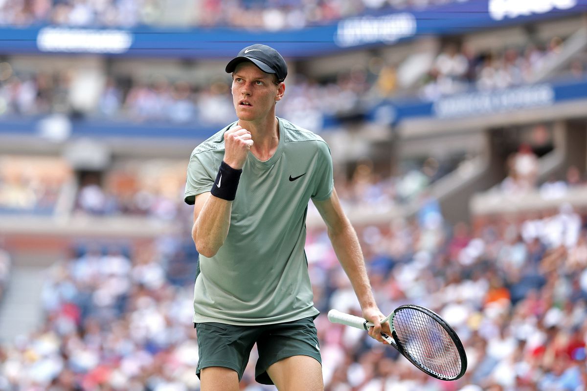 Jannik Sinner ondanks stroeve start verder op US Open, Stefanos Tsitsipas glijdt weer vroeg uit