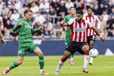 Ismael Saibari kijkt naar zijn tegenstander tijdens PSV-Groningen ©Pro Shots
