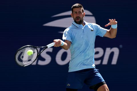 Toptennisser Novak Djokovic evenaart record van Roger Federer na zwaar duel op US Open: 'Daar was ik niet blij mee'