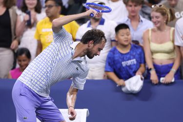 Gevallen toptennisser krijgt hulp van jeugdvriend na woedeuitbarsting US Open: 'Ik ga hem een bericht sturen'