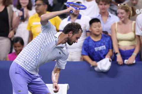 Gevallen toptennisser krijgt hulp van jeugdvriend na woedeuitbarsting US Open: 'Ik ga hem een bericht sturen'