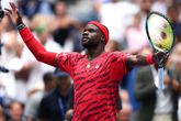 Frances Tiafoe bedankt zijn thuispubliek na zijn overwinning in de openingsronde op de US Open. ©Getty Images