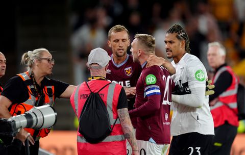 Woeste topvoetballer wil eigen fans te lijf gaan: 'We maken slechte tijden door'