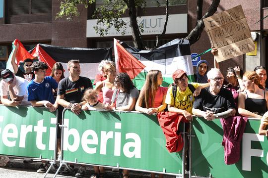 Bizarre beelden in de Vuelta: Israëlische ploeg geblokkeerd in gezamenlijke tijdrit