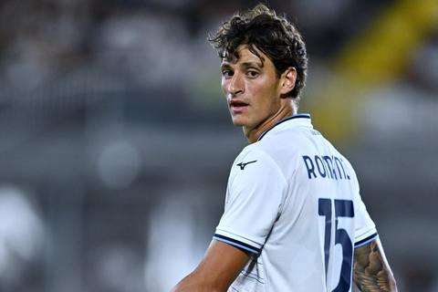 Achterkleinzoon van beruchte Italiaanse dictator beleeft primeur bij club met omstreden fans