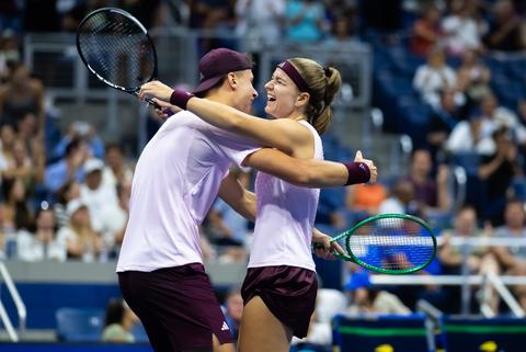 Grote stunt op US Open: tennisduo met matchende outfits pakt miljoen dollar