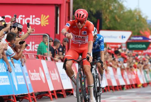 Tadej Pogacar beleeft schrikmoment in Vuelta en moet diep gaan voor derde ritzege