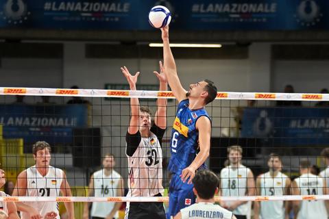 Volleyballers Duitsland en Italië schrijven geschiedenis met bizar record van langste set ooit