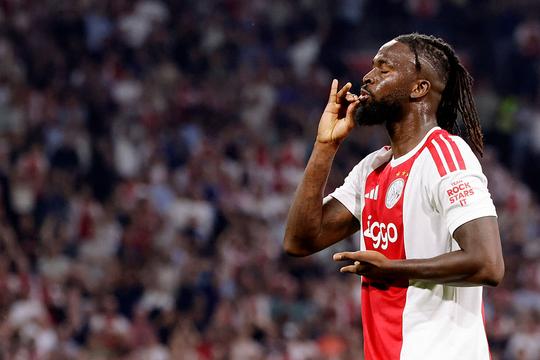 'Speciale spits' Tolu haalt schouders op over plek op de bank bij Ajax: 'Heb geen uitleg gekregen'