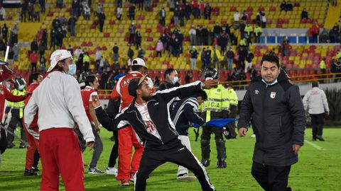 Waanzin bij Colombiaanse wedstrijd: vechtende fans, gek met een mes en traangasgranaten