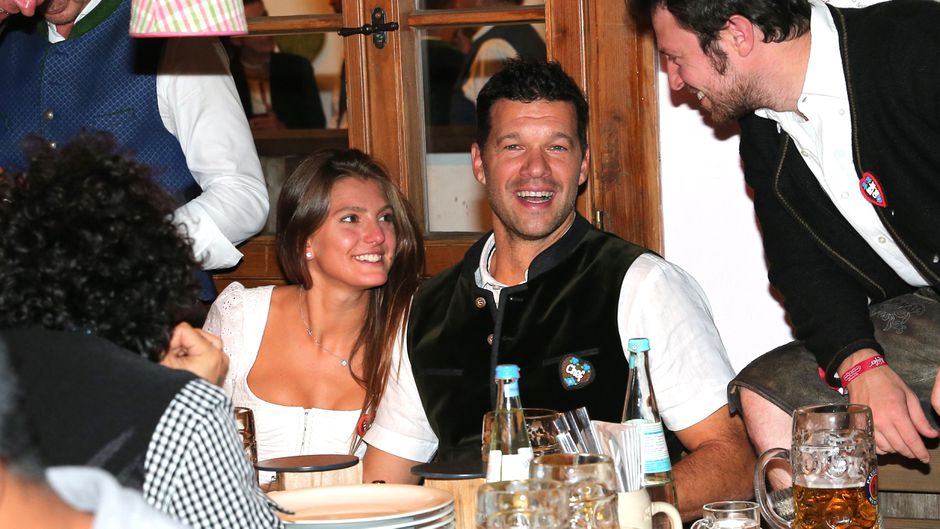 Ex-international van Duitsland (48) woedend na geruchten over relatie met vriendin (23) van verongelukte zoon