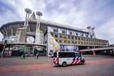 Politie bij de Johan Cruijff ArenA (foto van vorig seizoen) © Pro Shots