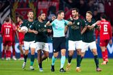 Danny Makkelie wordt belaagd door Fortuna Sittard-spelers tijdens het duel met FC Twente © Getty Images