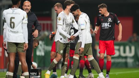 Drama voor PSV na nieuw blessureleed: schrik slaat toe bij directeuren op tribune