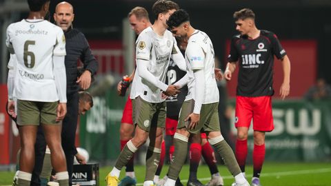 Drama voor PSV na nieuw blessureleed: schrik slaat toe bij directeuren op tribune