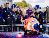 Max Verstappen met teamgenoot Chris Lulham. © ANP