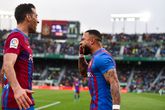 Memphis Depay en Sergio Busquets bij FC Barcelona © GettyImages.