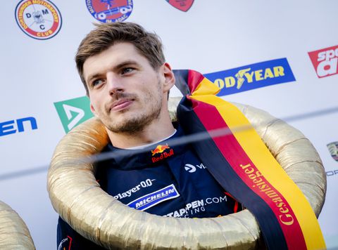 'Monster' Max Verstappen baart opzien met overtuigende zege bij racedebuut in GT3