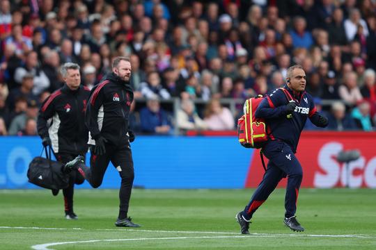 Arne Slot en Liverpool opgeschrikt door medisch noodgeval: hectisch begin bij Crystal Palace