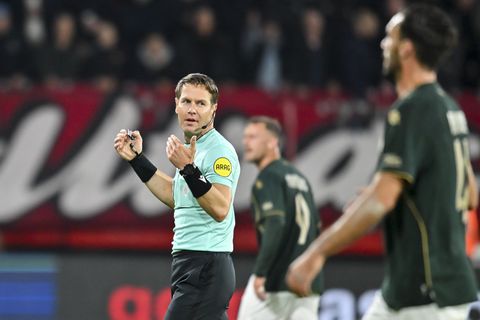 Ex-topscheidsrechter verbaasd over optreden Danny Makkelie: 'Wat gaat er in het hoofd van de arbiter om?'