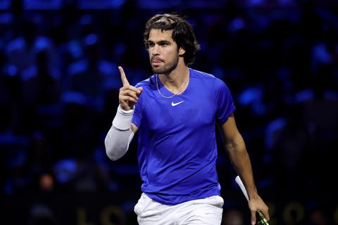 Toptennisser Carlos Alcaraz vol verbazing na opmerkelijke vraag van fan: 'Ik ben nog te jong'