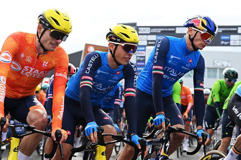Live WK wielrennen | Mathieu van der Poel jaagt op regenboogtrui, vluchteling in opvallende kopgroep