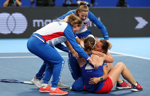 Tsjechische toptennissters kronen zich tot beste ter wereld, teamgenoot slaat geen enkele bal