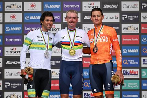 Gigantische stunt op WK wielrennen: knecht van Tadej Pogacar wereldkampioen, fenomenale Mathieu van der Poel op het podium