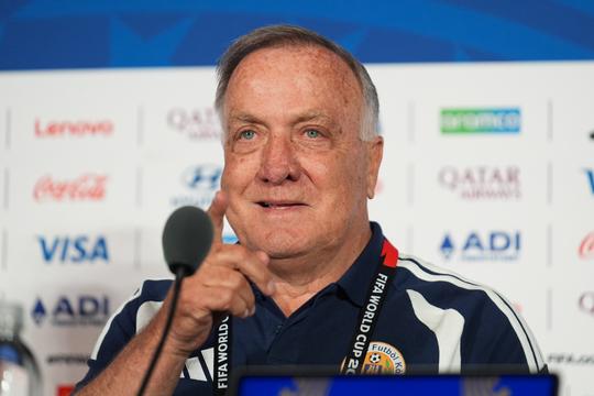 Jarige Dick Advocaat (79) wordt door zijn spelers van Curaçao op bijzondere wijze in het zonnetje gezet