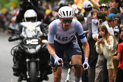 Gigantische stunt op WK wielrennen: knecht van Tadej Pogacar wereldkampioen, Mathieu van der Poel op het podium