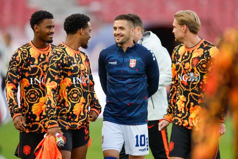 Servië-aanvoerder Dusan Tadic geniet met volle teugen ondanks nederlaag tegen Oranje: 'Altijd leuk'