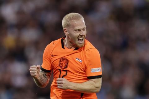 Live Servië - Nederland | Mexx Meerdink toont grote klasse: AZ-spits maakt belangrijke treffer voor Oranje