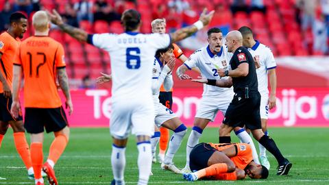 Nieuwe zorgen voor Oranje-bondscoach Xavi Hernández: Cody Gakpo met veel pijn naar de kant