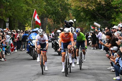 Live WK wielrennen | Knecht van Tadej Pogacar op weg naar wereldtitel, Mathieu van der Poel in achtervolging