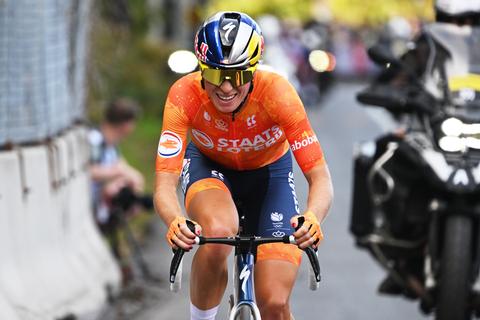 Wereldkampioene Demi Vollering (29) krijgt flinke boete voor verboden houding tijdens gouden WK-race