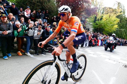Live WK wielrennen | Mathieu van der Poel trotseert loodzwaar parcours in jacht op regenboogtrui
