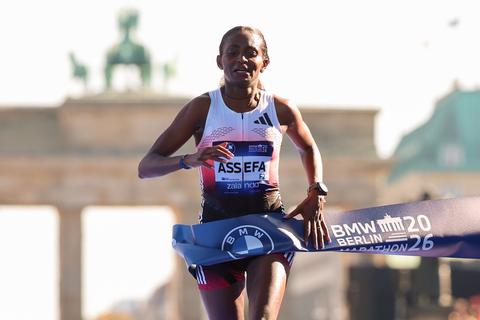 Groot drama voor rivale van Sifan Hassan door krampaanval in slotfase van marathon Berlijn