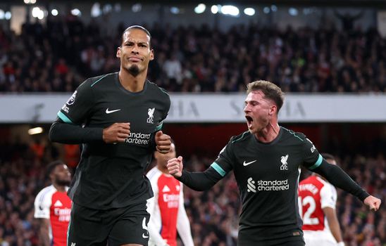 Virgil van Dijk laat Arne Slot juichen tijdens Arsenal - Liverpool: bekijk hier de knappe goal van de aanvoerder