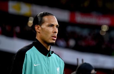 Virgil van Dijk deelt tijdens opvallende actie rare schop uit in topper Arsenal - Liverpool